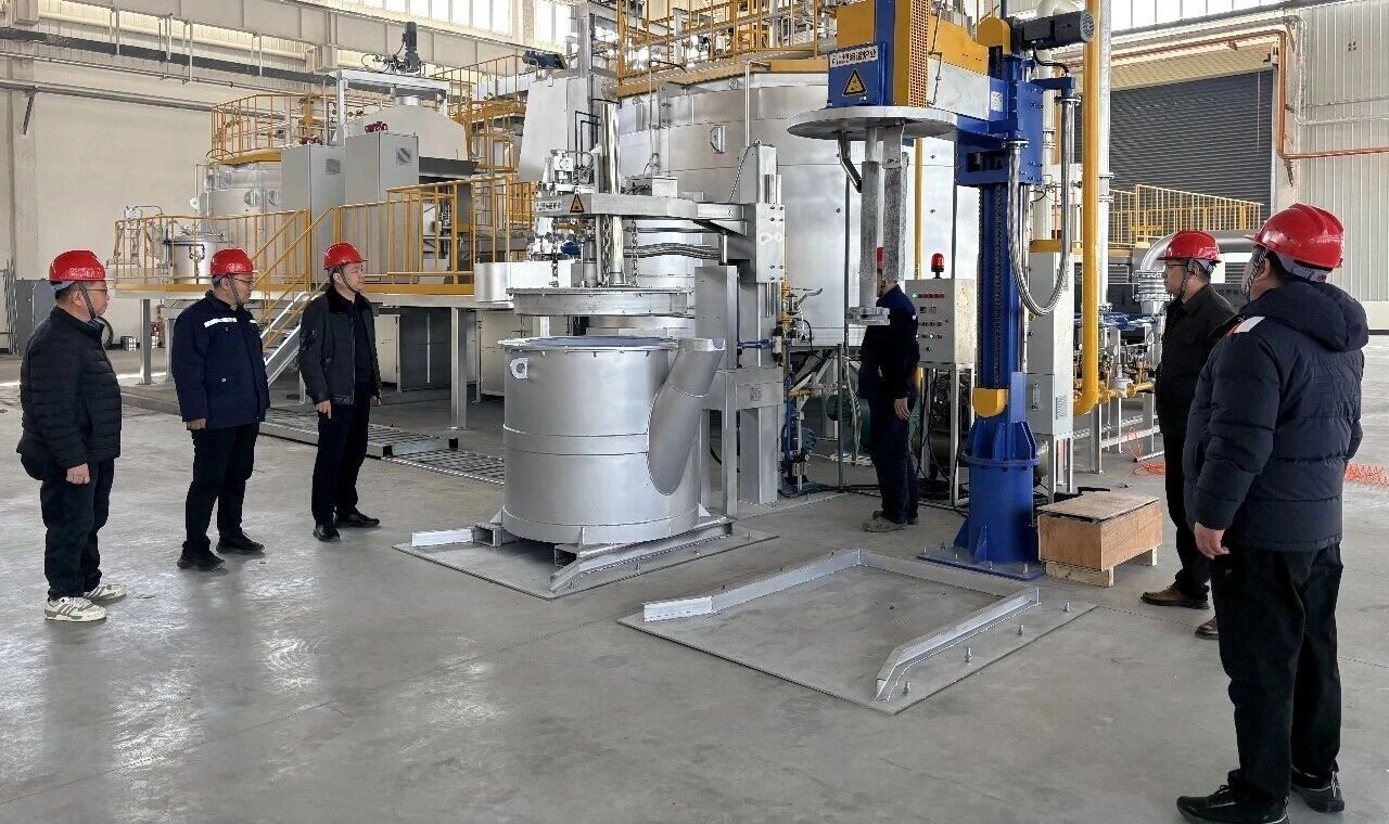 春风无言，自南而上催新绿；奋斗有声，向光而行启华章。